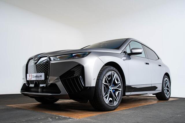 BMW iX xDrive40 Business Edition Plus 77 kWh Sportpakket - Trekhaak - Panoramadak - Multifunctionele stoelen - Warmte Comfortpakket Voor/Achter - Bowers & Wilkins - Parking/Driving Professional - Soft Close -