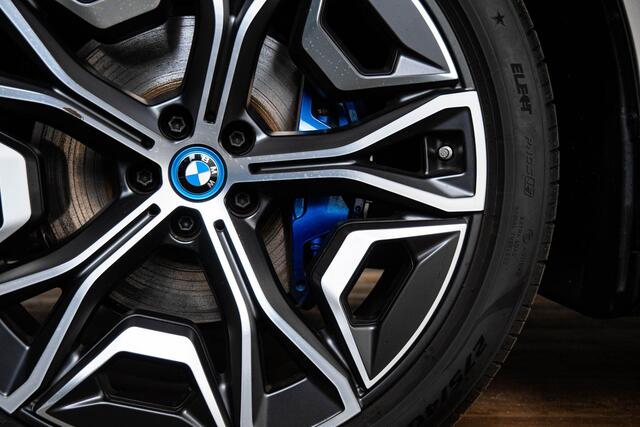 BMW iX xDrive40 Business Edition Plus 77 kWh Sportpakket - Trekhaak - Panoramadak - Multifunctionele stoelen - Warmte Comfortpakket Voor/Achter - Bowers & Wilkins - Parking/Driving Professional - Soft Close -