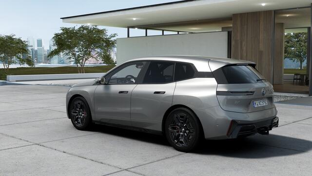 BMW iX xDrive45 M Sport / Panoramadak Sky Lounge / Trekhaak / M Multifunctionele Stoelen / Soft-Close / Parking Assistant Professional / Active Steering