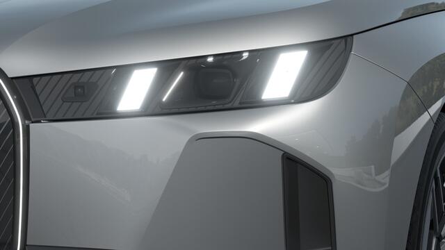 BMW iX xDrive45 M Sport / Panoramadak Sky Lounge / Trekhaak / M Multifunctionele Stoelen / Soft-Close / Parking Assistant Professional / Active Steering