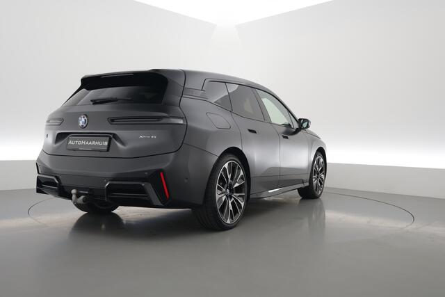 BMW iX xDrive45 101 kWh M Sport Pro | Pano+Sfeerv. | Frozen Deep Grey | Active Steering | Shadow Line | 23'' | Iconic Glow | Luchtvering | Elek. Trekhaak | Harman Kardon | Innovation pakket | Comfort Pakket | V
