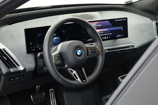BMW iX xDrive45 101 kWh M Sport Pro | Pano+Sfeerv. | Frozen Deep Grey | Active Steering | Shadow Line | 23'' | Iconic Glow | Luchtvering | Elek. Trekhaak | Harman Kardon | Innovation pakket | Comfort Pakket | V