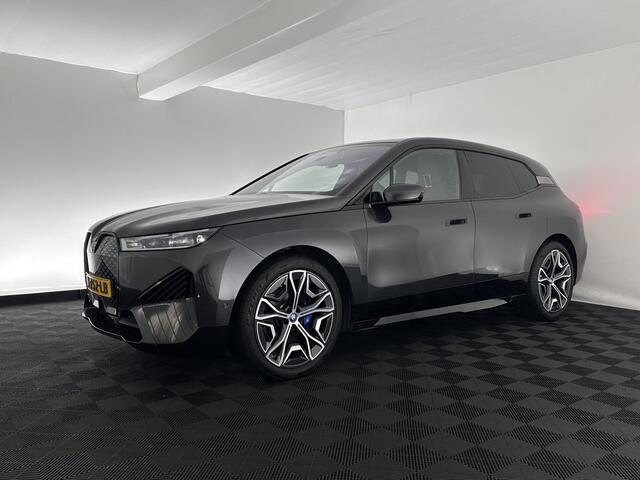 BMW iX xDrive40 High Executive 77 kWh [ 3-Fase ] (INCL-BTW) Aut. *PANO | HEAD-UP | HARMAN/KARDON-SURROUND | SOFT-CLOSE | DAB+ | DIGI-COCKPIT | HEATED-COMFORTSEATS | LASER-LED | CARPLAY | TOWBAR | AMBIENT-LIGHT | TOPVIEW | MEMORY-
