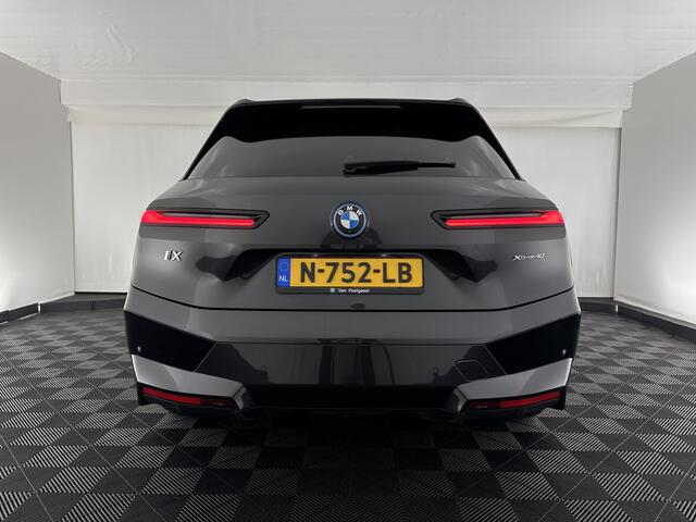BMW iX xDrive40 High Executive 77 kWh [ 3-Fase ] (INCL-BTW) Aut. *PANO | HEAD-UP | HARMAN/KARDON-SURROUND | SOFT-CLOSE | DAB+ | DIGI-COCKPIT | HEATED-COMFORTSEATS | LASER-LED | CARPLAY | TOWBAR | AMBIENT-LIGHT | TOPVIEW | MEMORY-