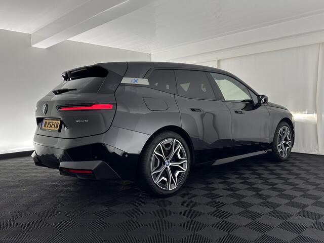 BMW iX xDrive40 High Executive 77 kWh [ 3-Fase ] (INCL-BTW) Aut. *PANO | HEAD-UP | HARMAN/KARDON-SURROUND | SOFT-CLOSE | DAB+ | DIGI-COCKPIT | HEATED-COMFORTSEATS | LASER-LED | CARPLAY | TOWBAR | AMBIENT-LIGHT | TOPVIEW | MEMORY-