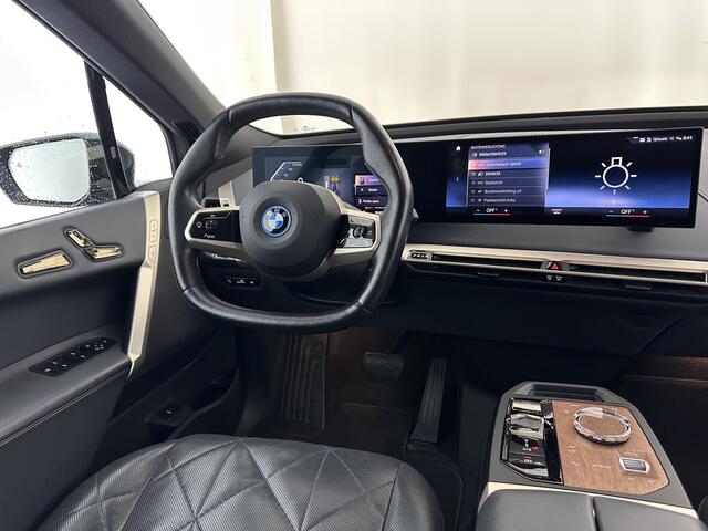 BMW iX xDrive40 High Executive 77 kWh [ 3-Fase ] (INCL-BTW) Aut. *PANO | HEAD-UP | HARMAN/KARDON-SURROUND | SOFT-CLOSE | DAB+ | DIGI-COCKPIT | HEATED-COMFORTSEATS | LASER-LED | CARPLAY | TOWBAR | AMBIENT-LIGHT | TOPVIEW | MEMORY-