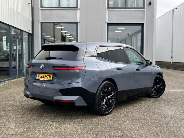 BMW iX xDrive50 Business Edition Plus 112 kWh | Nieuwprijs ¤128.798,-!!/NL Auto/1e Eig./Luchtvering/Navi/Pano.Dak/Leder/Elektr.Wegklapbare Trekhaak/Apple Car-Play-Android Auto