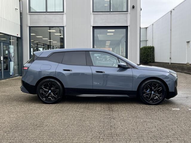 BMW iX xDrive50 Business Edition Plus 112 kWh | Nieuwprijs ¤128.798,-!!/NL Auto/1e Eig./Luchtvering/Navi/Pano.Dak/Leder/Elektr.Wegklapbare Trekhaak/Apple Car-Play-Android Auto