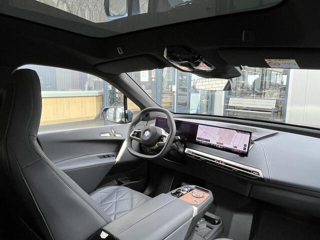 BMW iX xDrive50 Business Edition Plus 112 kWh | Nieuwprijs ¤128.798,-!!/NL Auto/1e Eig./Luchtvering/Navi/Pano.Dak/Leder/Elektr.Wegklapbare Trekhaak/Apple Car-Play-Android Auto