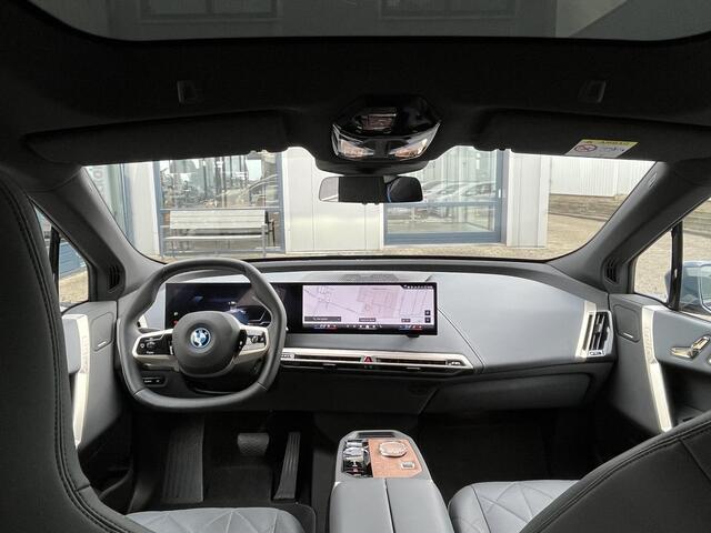 BMW iX xDrive50 Business Edition Plus 112 kWh | Nieuwprijs ¤128.798,-!!/NL Auto/1e Eig./Luchtvering/Navi/Pano.Dak/Leder/Elektr.Wegklapbare Trekhaak/Apple Car-Play-Android Auto