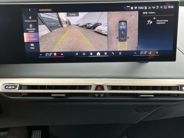 BMW iX xDrive50 Business Edition Plus 112 kWh | Nieuwprijs ¤128.798,-!!/NL Auto/1e Eig./Luchtvering/Navi/Pano.Dak/Leder/Elektr.Wegklapbare Trekhaak/Apple Car-Play-Android Auto