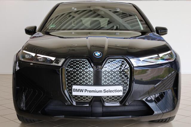 BMW iX xDrive40 | Sportpakket | Panoramadak | Trekhaak elektr. | Luchtvering