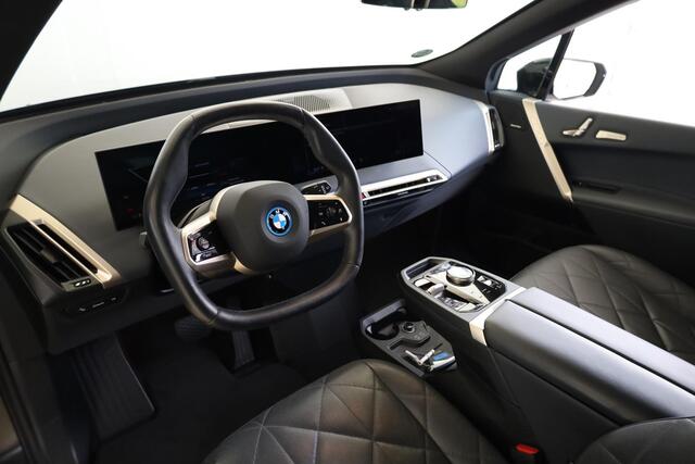 BMW iX xDrive40 | Sportpakket | Panoramadak | Trekhaak elektr. | Luchtvering