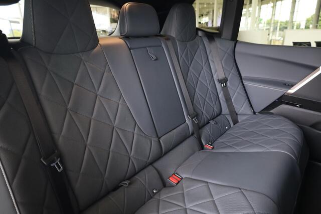 BMW iX xDrive40 | Sportpakket | Panoramadak | Trekhaak elektr. | Luchtvering