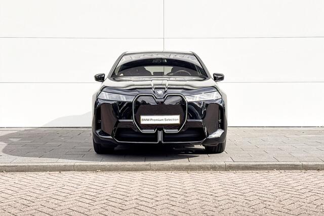 BMW iX xDrive45 101 kWh