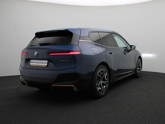 BMW iX xDrive40 High Executive | BMW Personal CoPilot Pack | Comfort Access | Glazen panoramadak Sky Lounge | Driving Assistant Professional | Harman Kardon | 22''