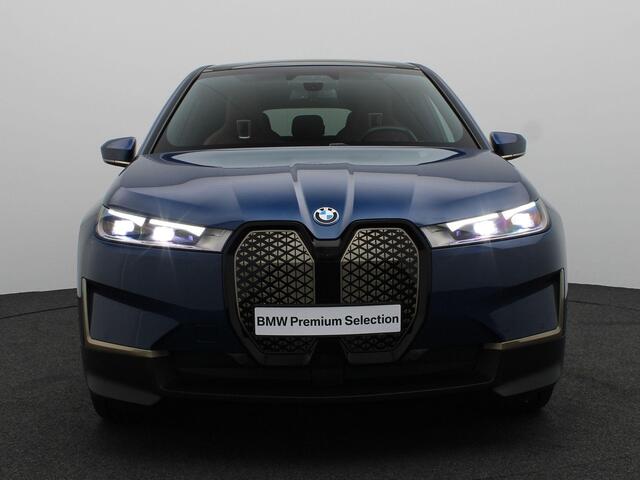 BMW iX xDrive40 High Executive | BMW Personal CoPilot Pack | Comfort Access | Glazen panoramadak Sky Lounge | Driving Assistant Professional | Harman Kardon | 22''