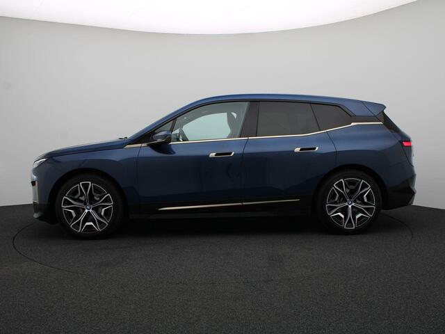 BMW iX xDrive40 High Executive | BMW Personal CoPilot Pack | Comfort Access | Glazen panoramadak Sky Lounge | Driving Assistant Professional | Harman Kardon | 22''