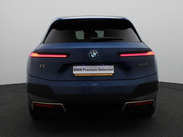 BMW iX xDrive40 High Executive | BMW Personal CoPilot Pack | Comfort Access | Glazen panoramadak Sky Lounge | Driving Assistant Professional | Harman Kardon | 22''