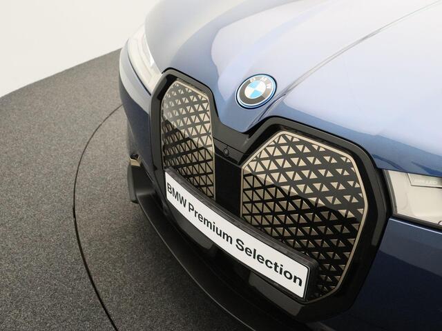 BMW iX xDrive40 High Executive | BMW Personal CoPilot Pack | Comfort Access | Glazen panoramadak Sky Lounge | Driving Assistant Professional | Harman Kardon | 22''