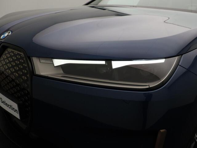 BMW iX xDrive40 High Executive | BMW Personal CoPilot Pack | Comfort Access | Glazen panoramadak Sky Lounge | Driving Assistant Professional | Harman Kardon | 22''
