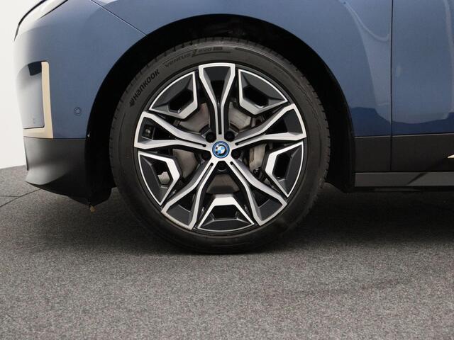 BMW iX xDrive40 High Executive | BMW Personal CoPilot Pack | Comfort Access | Glazen panoramadak Sky Lounge | Driving Assistant Professional | Harman Kardon | 22''