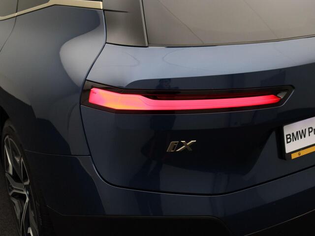 BMW iX xDrive40 High Executive | BMW Personal CoPilot Pack | Comfort Access | Glazen panoramadak Sky Lounge | Driving Assistant Professional | Harman Kardon | 22''