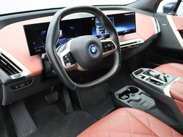 BMW iX xDrive40 High Executive | BMW Personal CoPilot Pack | Comfort Access | Glazen panoramadak Sky Lounge | Driving Assistant Professional | Harman Kardon | 22''