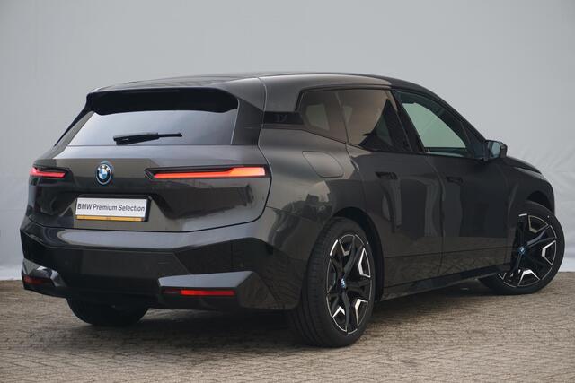 BMW iX xDrive40 M Sport / Trekhaak / Panoramdak Sky Lounge / Driving Assistant Professional / Parking Assistant Plus / Luchtvering / Soft-Close / Stoelventilatie / BMW Laserlicht / Harman Kardon / 22 Inch