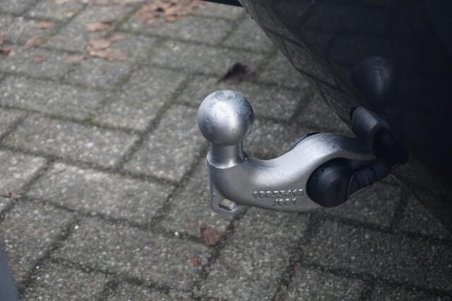 BMW iX xDrive40 M Sport / Trekhaak / Panoramdak Sky Lounge / Driving Assistant Professional / Parking Assistant Plus / Luchtvering / Soft-Close / Stoelventilatie / BMW Laserlicht / Harman Kardon / 22 Inch