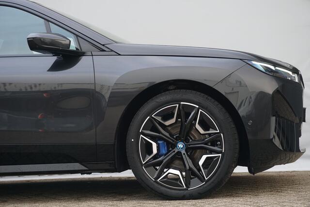 BMW iX xDrive40 M Sport / Trekhaak / Panoramdak Sky Lounge / Driving Assistant Professional / Parking Assistant Plus / Luchtvering / Soft-Close / Stoelventilatie / BMW Laserlicht / Harman Kardon / 22 Inch