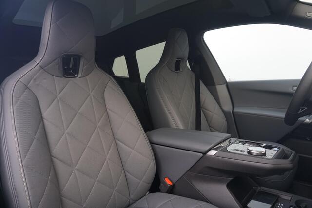 BMW iX xDrive40 M Sport / Trekhaak / Panoramdak Sky Lounge / Driving Assistant Professional / Parking Assistant Plus / Luchtvering / Soft-Close / Stoelventilatie / BMW Laserlicht / Harman Kardon / 22 Inch