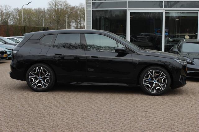 BMW iX xDrive40 Executive 77 kWh / Trekhaak / Panoramadak / 360Camera / Luchtvering / Harman Kardon / 22'' / CarPlay / DAB / Dodehoek / ACC