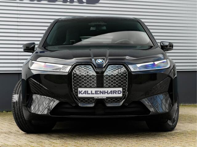 BMW iX xDrive50 - Luchtvering - Active Steering - Pano - Trekhaak