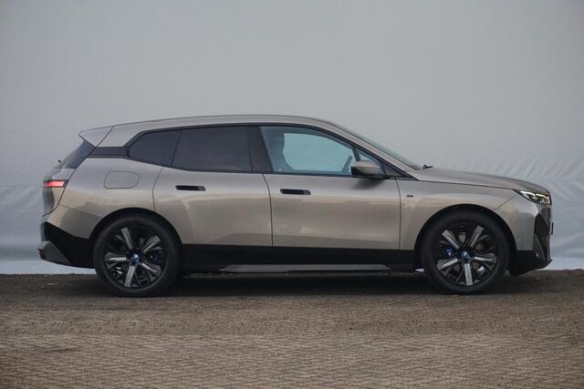 BMW iX M60 High Executive 112 kWh | Trekhaak / Parking Assistant Professional / Harman Kardon / Panoramdak Sky Lounge
