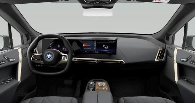 BMW iX xDrive50 High Executive 112 kWh Sportpakket - Trekhaak - Panoramadak - Multifunctionele stoelen - Stoelventilatie - BMW Laserlight - Driving/Parking Assistant Professional - Harman Kardon -