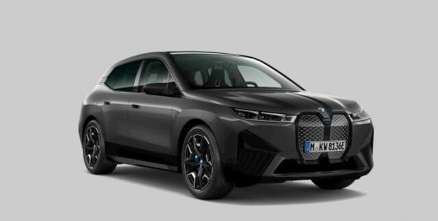 BMW iX xDrive50 High Executive 112 kWh Sportpakket - Trekhaak - Panoramadak - Multifunctionele stoelen - Stoelventilatie - Driving/Parking Assistant Professional - Soft Close - Comfort Access - Harman Kardon -