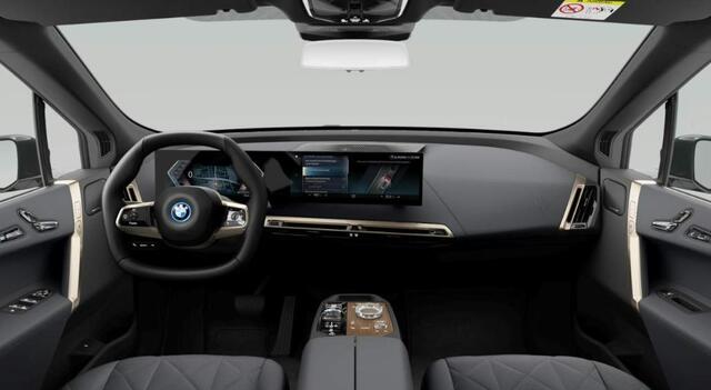BMW iX xDrive40 High Executive 77 kWh Sportpakket - Trekhaak - Panoramadak - Multifunctionele stoelen voor - Comfort Access - Driving/Parking Assistant Professional - Harman kardon - BMW Laserlight -