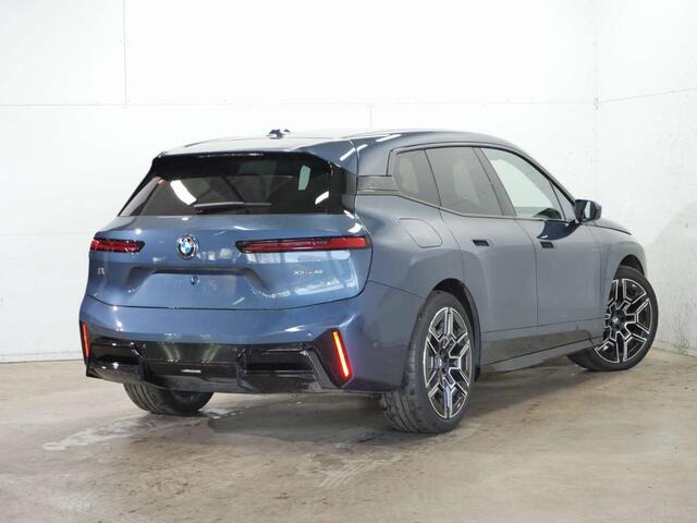 BMW iX xDrive45 101 kWh M-Sport | 22" | Driving Assistant Professional | Trekhaak | Harman Kardon |