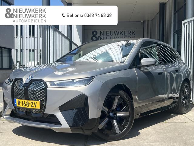 BMW iX xDrive40 High Executive 77 kWh | VOL! | PANORAMADAK | LEDER | HEAD-UP DISPLAY | HARMAN/KARDON | 360 CAMERA | ADAPTIVE CRUISE CONTROL | LMV 21" | CARPLAY/ANDROID | ELKTR. MEMORY STOELEN | NAVI | STOEL/STUURVERWARMING & VERKOELING | ACHTERBANK VERWARMD