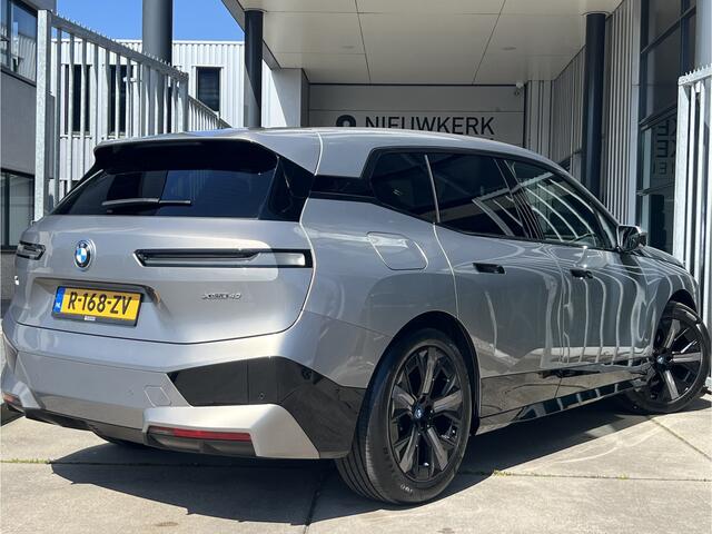 BMW iX xDrive40 High Executive 77 kWh | VOL! | PANORAMADAK | LEDER | HEAD-UP DISPLAY | HARMAN/KARDON | 360 CAMERA | ADAPTIVE CRUISE CONTROL | LMV 21" | CARPLAY/ANDROID | ELKTR. MEMORY STOELEN | NAVI | STOEL/STUURVERWARMING & VERKOELING | ACHTERBANK VERWARMD