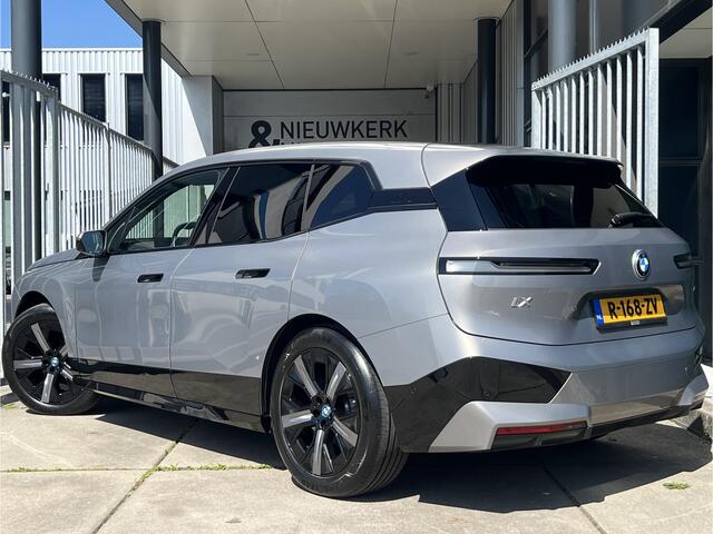 BMW iX xDrive40 High Executive 77 kWh | VOL! | PANORAMADAK | LEDER | HEAD-UP DISPLAY | HARMAN/KARDON | 360 CAMERA | ADAPTIVE CRUISE CONTROL | LMV 21" | CARPLAY/ANDROID | ELKTR. MEMORY STOELEN | NAVI | STOEL/STUURVERWARMING & VERKOELING | ACHTERBANK VERWARMD
