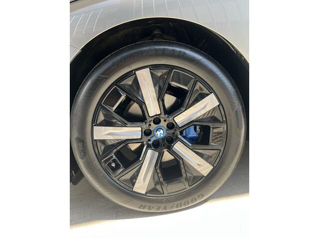 BMW iX xDrive40 High Executive 77 kWh | VOL! | PANORAMADAK | LEDER | HEAD-UP DISPLAY | HARMAN/KARDON | 360 CAMERA | ADAPTIVE CRUISE CONTROL | LMV 21" | CARPLAY/ANDROID | ELKTR. MEMORY STOELEN | NAVI | STOEL/STUURVERWARMING & VERKOELING | ACHTERBANK VERWARMD