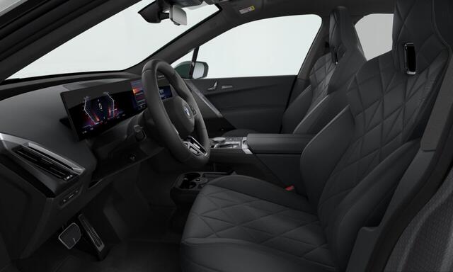 BMW iX xDrive45 | M-Sport Pro | 23'' | Luchtvering | Soft-Close | Panorama. | Stoelvent. | Driv. + Park. Prof. | Harman/Kardon | Trekhaak | Verlichte grille | Warmte Comf. voor + achter