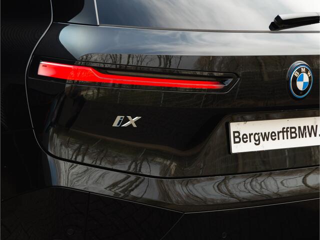 BMW iX xDrive50 - Luchtvering - Sportpakket - Driving + Parking Ass Prof