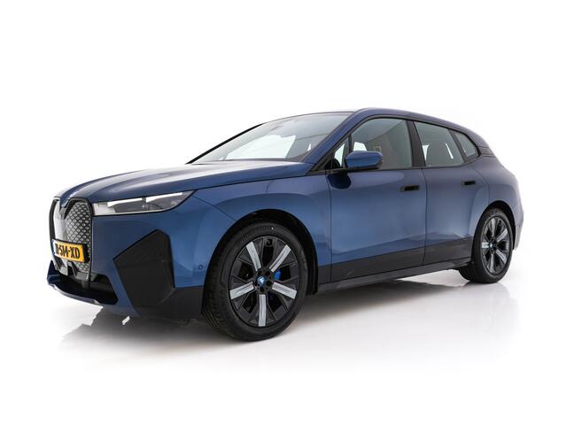 BMW iX xDrive40 High Executive 77 kWh [ 3-Fase ] {SOH-100%} (INCL.BTW) *HEAD-UP | LEATHER | TOP-VIEW | FULL-LED | MEMORY-PACK | HARMAN/KARDON | BLINDSPOT | WIDESCREEN-COCKPIT | HEATED-COMOFRTSEATS | DAB | AMBIENT-LIGHT | NAVI-FULLMAP | TOWBAR | 21''AL