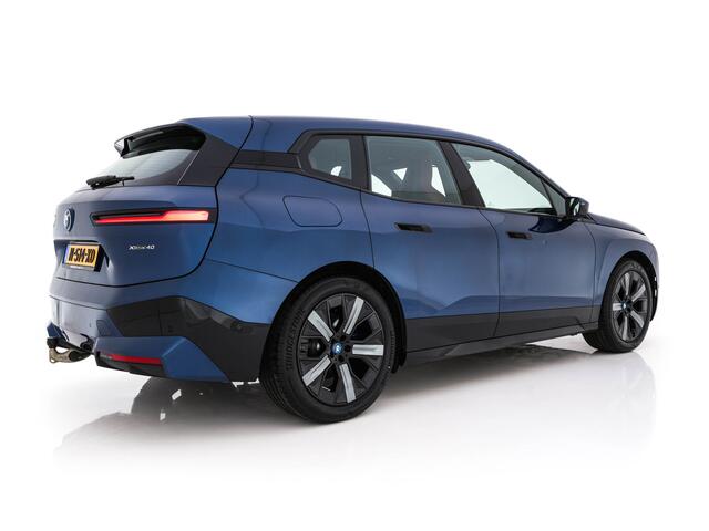 BMW iX xDrive40 High Executive 77 kWh [ 3-Fase ] {SOH-100%} (INCL.BTW) *HEAD-UP | LEATHER | TOP-VIEW | FULL-LED | MEMORY-PACK | HARMAN/KARDON | BLINDSPOT | WIDESCREEN-COCKPIT | HEATED-COMOFRTSEATS | DAB | AMBIENT-LIGHT | NAVI-FULLMAP | TOWBAR | 21''AL