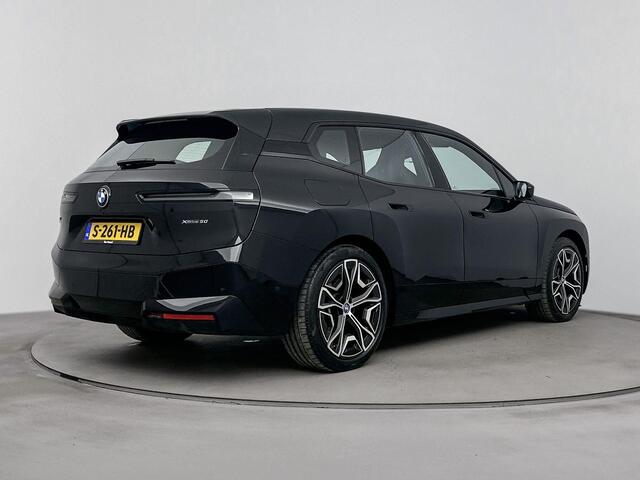 BMW iX xDrive50 Executive 112 kWh | M Sportpakket | Comfort Access pakket | Live Cockpit Professional | Parking Assistant Plus | airco automatisch | airco separaat achter | Apple Carplay/Android Auto | lederen bekleding | navigatiesysteem full map | voorstoelen