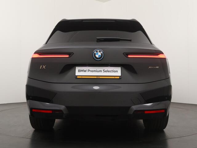 BMW iX xDrive40 High Executive 77 kWh | Active Steering | Trekhaak |