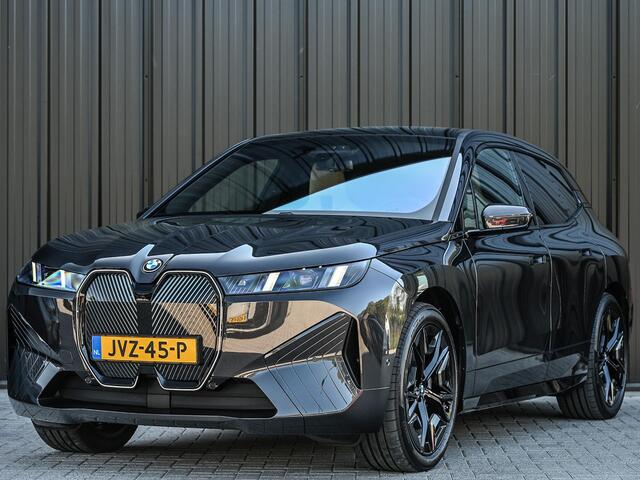 BMW iX xDrive45 101 kWh